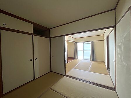 和の趣が心地よい、広々とした和室。収納も豊富で、ゆったりとくつろげる空間です。