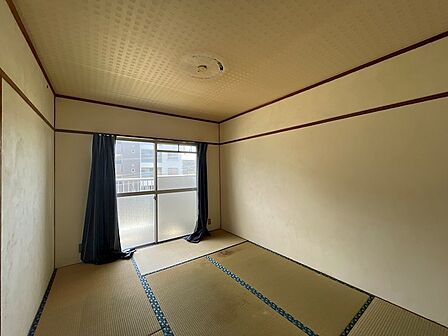 和室の風情が感じられるお部屋です。窓から自然光が差し込み、明るい空間でくつろげます。