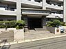 エントランス：植栽が施された共用エントランスは、日々の暮らしに心地よさを演出します。手すり付きスロープも完備されており、安心してお出かけいただけます。