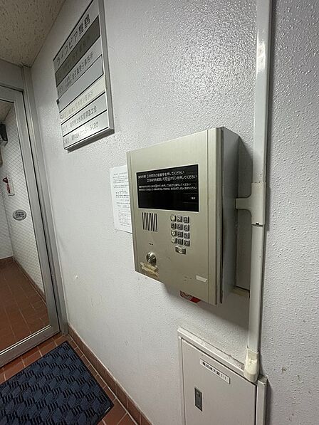 来訪者の確認に役立つ集合玄関機を設置。エントランスのセキュリティ設備が、日々の安心をサポートします。