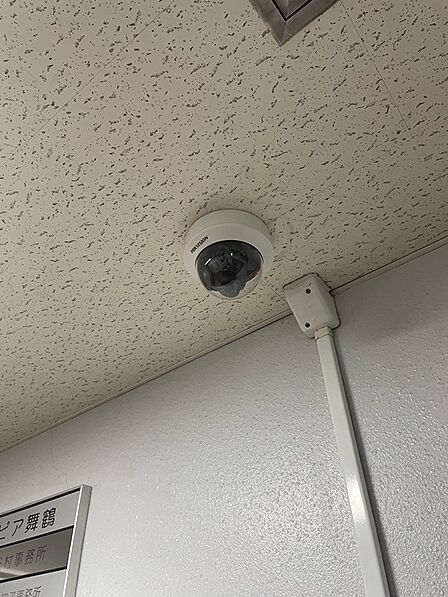 エントランスには防犯カメラを設置。日々の安心をサポートするセキュリティ設備です。