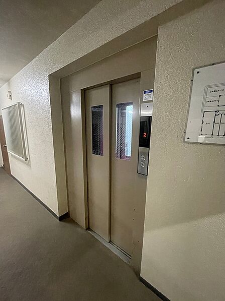 移動もスムーズなエレベーター付き。重い荷物の持ち運びや、ベビーカーをご利用の方にも便利です。