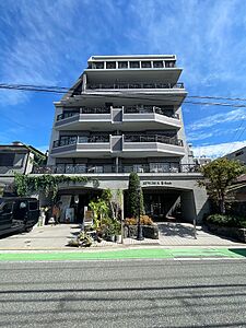 外観：落ち着いた色調の外観が街並みに調和するマンションです。低層階には店舗があり、生活を彩ります。