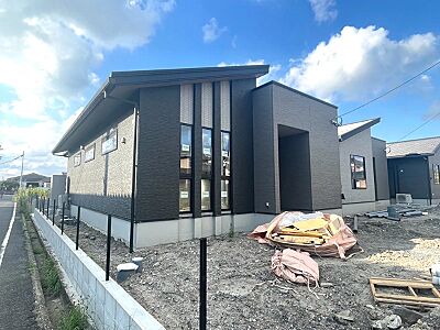 外観:片流れ屋根が特徴的なモダンな外観の物件です。日当たりも良く、これからの完成が楽しみな一戸建て。住まいの夢を叶えませんか。 外観:片流れ屋根が特徴的なモダンな外観の物件です。日当たりも良く、これからの完成が楽しみな一戸建て。住まいの夢を叶えませんか。