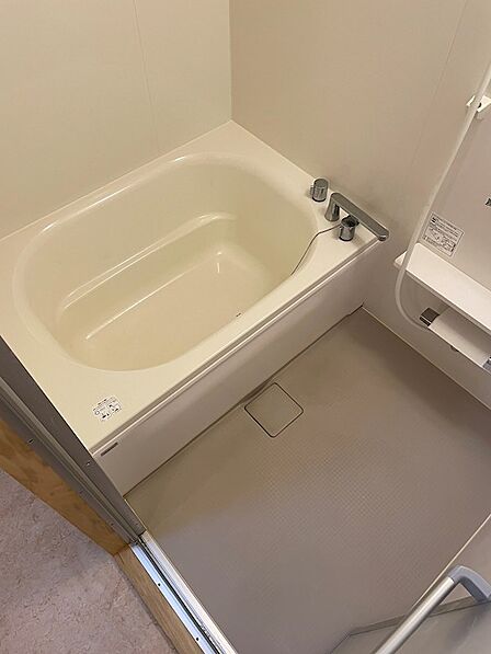 清潔感のある浴室で、一日の疲れを洗い流しませんか。シャワーと浴槽でリフレッシュできる空間です。