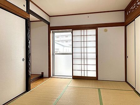 和の趣が心地よい空間。趣のある床の間は、季節の飾り付けで個性を演出できます。心落ち着くひとときをお過ごしください。