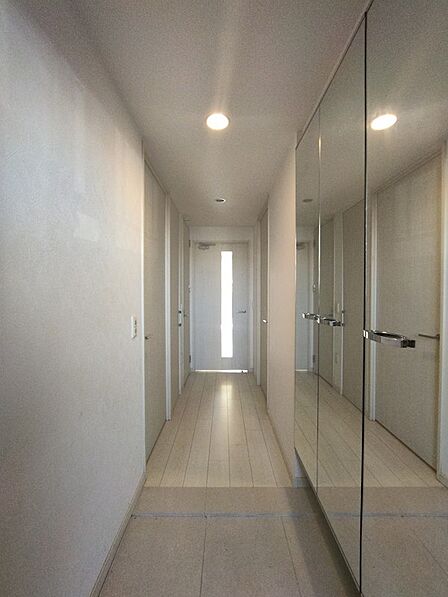 明るく開放感のある玄関ホールがお出迎え。全身鏡でお出かけ前のチェックもスムーズ。家族の「いってきます」と「ただいま」を優しく見守る空間です。