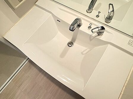 清潔感のある洗面台は、毎日の身支度を快適にサポート。広々としたカウンターで、朝の準備もスムーズに進みます。