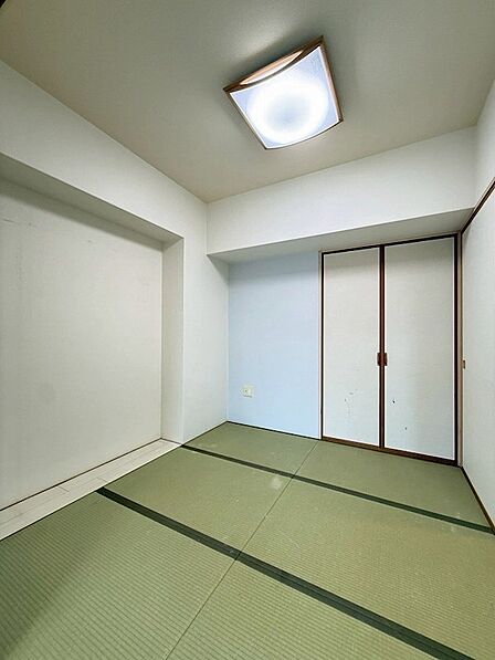 和室は落ち着いた空間を演出。押入れ収納で居室を広く使えます。