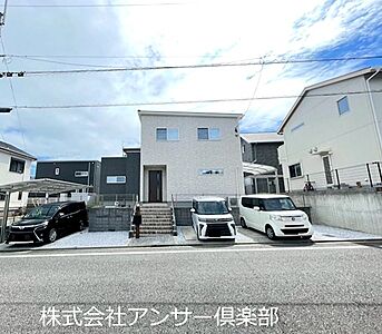 外観:シンプルモダンな外観が目を引く一戸建て。カースペースも広々としており、お車をお持ちの方にも便利です。新生活を始めるのにぴったりなこの物件で、理想の暮らしを始めてみませんか。 外観:シンプルモダンな外観が目を引く一戸建て。カースペースも広々としており、お車をお持ちの方にも便利です。新生活を始めるのにぴったりなこの物件で、理想の暮らしを始めてみませんか。