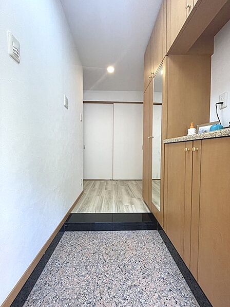 広々とした玄関は、明るい色合いの木目調収納で統一され、すっきりとした空間を演出。毎日の外出を心地よくサポートします。