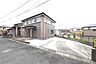 外観：閑静な住宅街に佇む、新築2階建ての住まい。カースペースが広く、来客時も駐車に困りません。明るく開放的な暮らしが叶います。