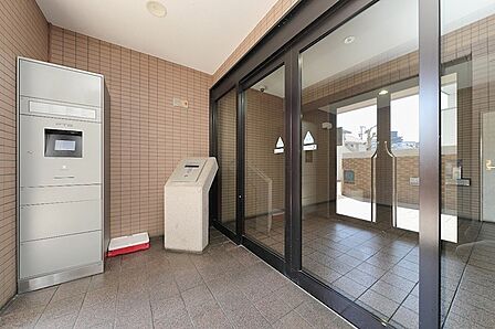 日差しが明るいエントランスには、宅配ボックスを設置。不在時でも荷物の受け取りが可能で、忙しい日常をサポートします。