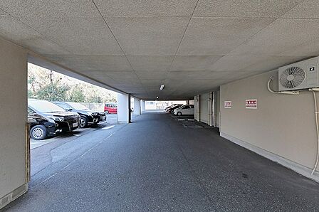 マンション共用部に駐車場を完備。お車での通勤やお出かけにも便利です。暮らしをサポートする設備が充実しています。