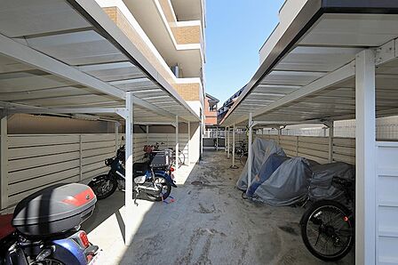 屋根付きの共用駐車場は、雨風から愛車を守ります。自転車やバイクの駐車スペースも確保。快適なカーライフ・サイクルライフをサポートします。