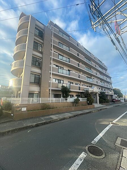 閑静な住宅街に佇む、曲線美が印象的なマンション。開放的なバルコニーで、空の広がりを感じる暮らしを始めてみませんか。日当たり良好な住戸で、穏やかな毎日をお過ごしください。