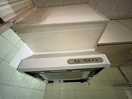 キッチンは換気扇を備え、お料理の時間をサポート。壁面にはレトロなタイルが施され、空間に温かみを添えています。