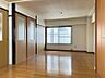その他：明るい日差しが差し込む広々とした居室。収納も豊富で、生活空間をすっきりと保てます。