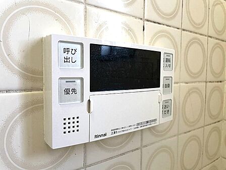 お風呂の準備をサポートする給湯器リモコン。湯張りから追い焚きまで、手軽に操作できます。
