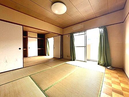 陽当たり良好な和室と隣接する洋室は、襖を開け放てば開放的な空間に。趣のある天井が落ち着きをもたらします。