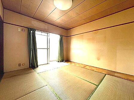 陽光が差し込む和室。畳の香りに包まれて、穏やかな時間をお過ごしいただけます。バルコニーで外の風を感じるのも良いでしょう。