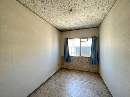 窓から光が差し込むお部屋は、自分だけの空間として活用できます。リモートワークや趣味の部屋としてもおすすめです。