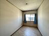 その他：窓から光が差し込むお部屋は、自分だけの空間として活用できます。リモートワークや趣味の部屋としてもおすすめです。
