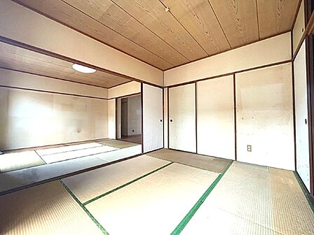 和室の落ち着いた空間が魅力。段差を活かした間取りで、空間に奥行きを感じられます。