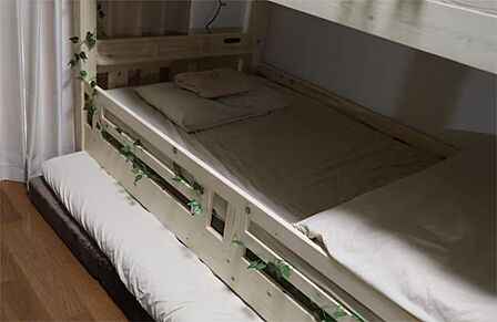 木の温もりを感じる二段ベッドのあるお部屋。可愛らしいリーフの装飾が、安らぎの空間を演出します。
