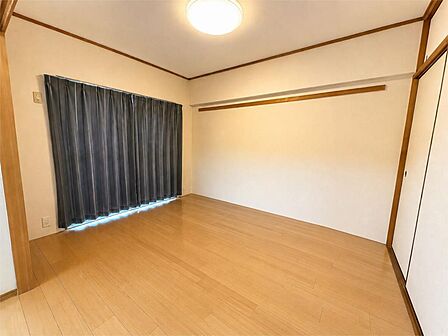 洋室には収納があり、お部屋をすっきりと保てます。落ち着いた色合いのフローリングが、どのような家具にも馴染みます。