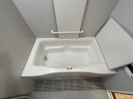 一日の疲れを癒す、ゆったりとしたバスタブ。清潔感のある空間で心身ともにリフレッシュできます。浴室乾燥機能付きで、雨の日の洗濯物も安心です。