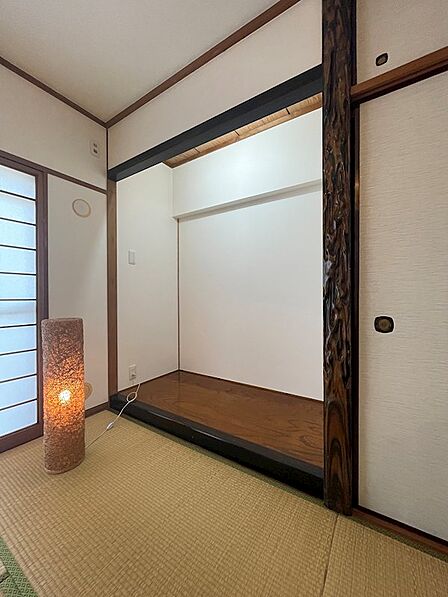 趣ある和室は、落ち着きと安らぎを与えてくれます。畳の香りに包まれ、ゆったりとした時間をお過ごしください。