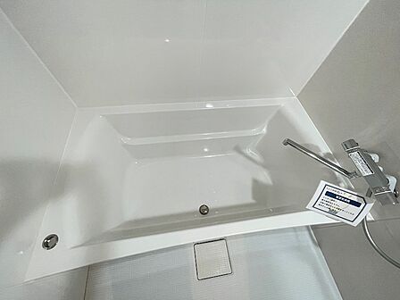 清潔感あふれる浴室で、一日の疲れを癒すバスタイムを。明るい空間でリラックスできるひとときをお過ごしいただけます。