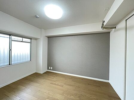 アクセントクロスが印象的な洋室は、採光性も確保されています。趣味の部屋や書斎としても活用できそうです。