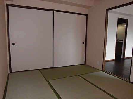 畳の居室は、来客用のスペースとしてもおすすめです。収納も備わり、空間をすっきりと保てます。