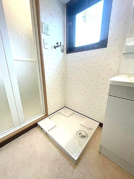 窓付きの洗面台・洗濯機置き場です。換気がしやすく、自然光が差し込む明るい空間で、日々の家事を快適にサポートします。