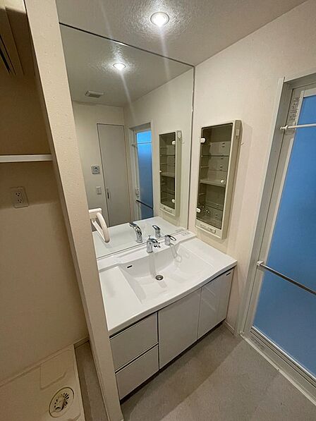 大きな鏡が特徴の洗面台は、身だしなみを整える時間を快適にします。豊富な収納スペースで、洗面用具もすっきり片付きます。