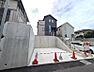 外観：閑静な住宅街に佇む、モダンな外観の戸建て住宅です。駐車スペースも確保されており、お車での生活も快適です。ぜひ現地でご体感ください。
