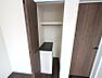 収納：クローゼット内部にはハンガーパイプと棚を設置。衣類はもちろん、小物もすっきりと収納できます。