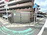 エントランス：落ち着いたブラウンのタイル貼りの外壁が街並みに調和するマンションです。学校が近く、お子様の通学も安心の立地です。