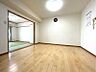 リビング/ダイニング：明るい光が差し込むリビング。隣接する和室は扉を開放すれば広々とした空間に。ご家族との時間を豊かに彩ります。※既存家具をCGで消しています。