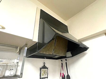 料理の匂いを気にせず楽しめる、換気機能が充実したキッチンです。上部には収納棚も備わり、調理器具もすっきり片付きます。