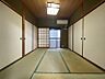 その他：和の趣が心地よい畳の居室です。収納も充実しており、ゆったりとくつろげる空間です。