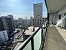 その他：広々としたバルコニーからは、開放感あふれる都市の眺望をお楽しみいただけます。爽やかな風を感じながら、ゆったりとした時間をお過ごしください。