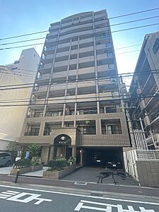外観:洗練された外観が目を引く、都市生活に溶け込むレジデンス。日差しが降り注ぐバルコニーで、開放的なひとときを。駐車場も完備され、日々の暮らしをサポートします。 外観:洗練された外観が目を引く、都市生活に溶け込むレジデンス。日差しが降り注ぐバルコニーで、開放的なひとときを。駐車場も完備され、日々の暮らしをサポートします。
