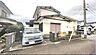 外観：閑静な住宅街に佇む、ゆとりのある2階建て住宅です。車1台分の駐車スペースも確保されています。周辺には生活施設も充実しており、落ち着いた暮らしが叶います。