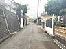 その他：閑静な住宅街に位置し、穏やかな暮らしが期待できます。前面道路は舗装されており、日常のアクセスもスムーズです。