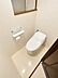 トイレ：温水洗浄便座付きトイレは、窓から光が差し込む明るい空間。トイレットペーパーホルダー上部の棚も便利です。※CGで家具を消しています。
