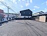 駐車場：現地には駐車スペースが確保されています。お車でのアクセスもスムーズで、お出かけに便利です。