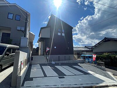 外観:駐車スペースが広く、太陽の光が降り注ぐ明るい住まい。周辺環境も穏やかで、新生活を始めるのに適しています。 外観:駐車スペースが広く、太陽の光が降り注ぐ明るい住まい。周辺環境も穏やかで、新生活を始めるのに適しています。